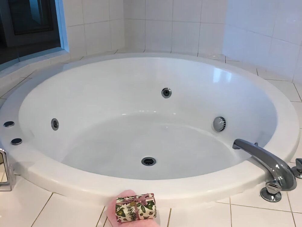 Bath after resurfacing by Ultraglaze